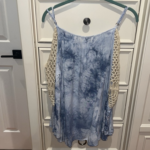 Women’s SZ LARGE UMGEE long sleeve cold shoulder top with crochet detail - Picture 8 of 8